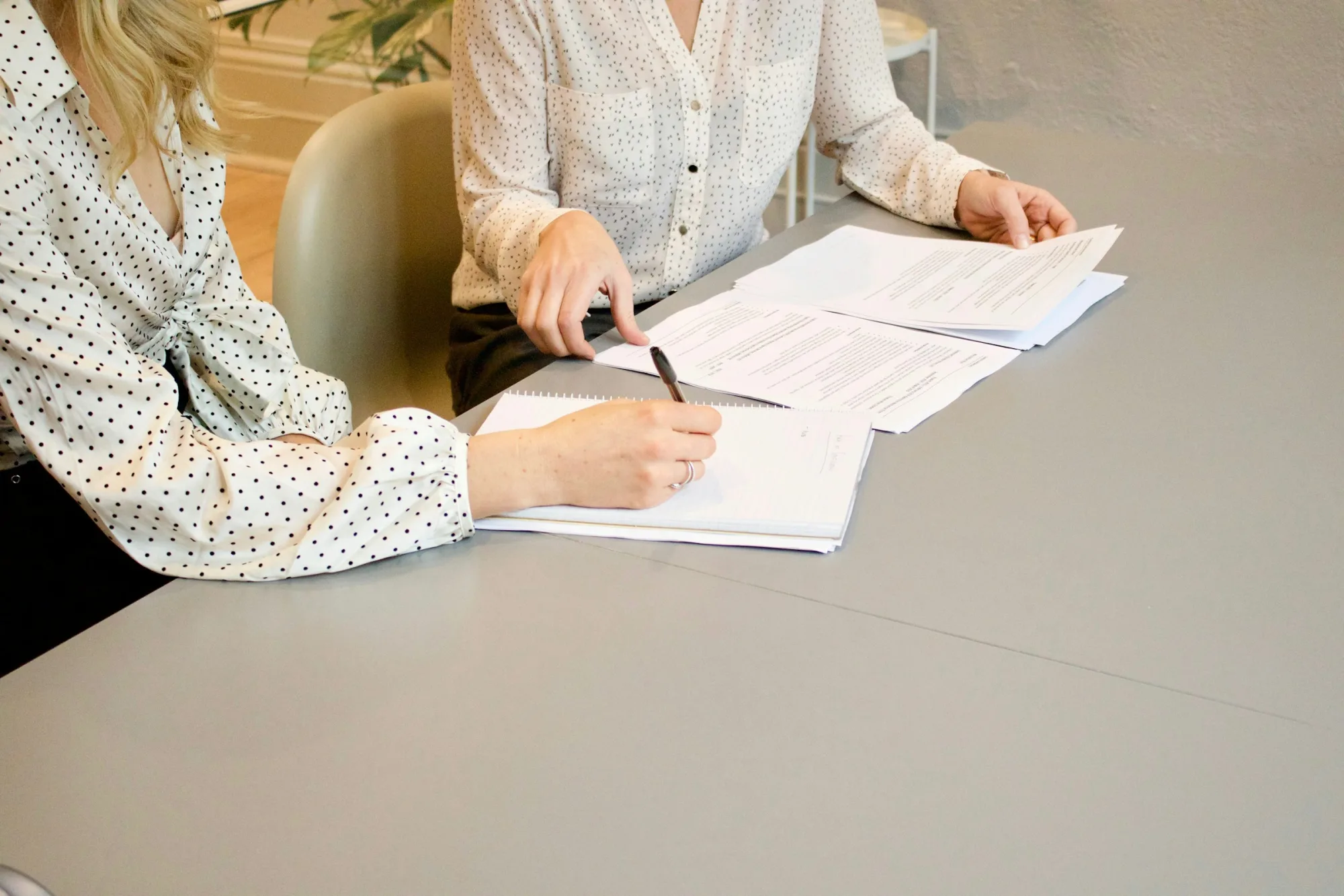 Beratungsgespräch am Tisch mit Unterlagen und Notizen