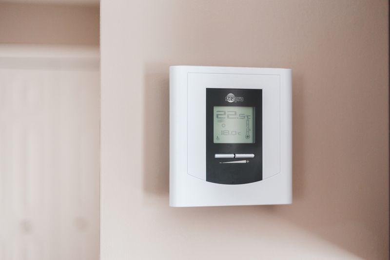 Digitales Thermostat einer modernen Heizungssteuerung
