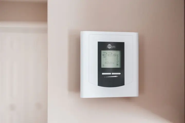 Digitales Thermostat einer modernen Heizungssteuerung