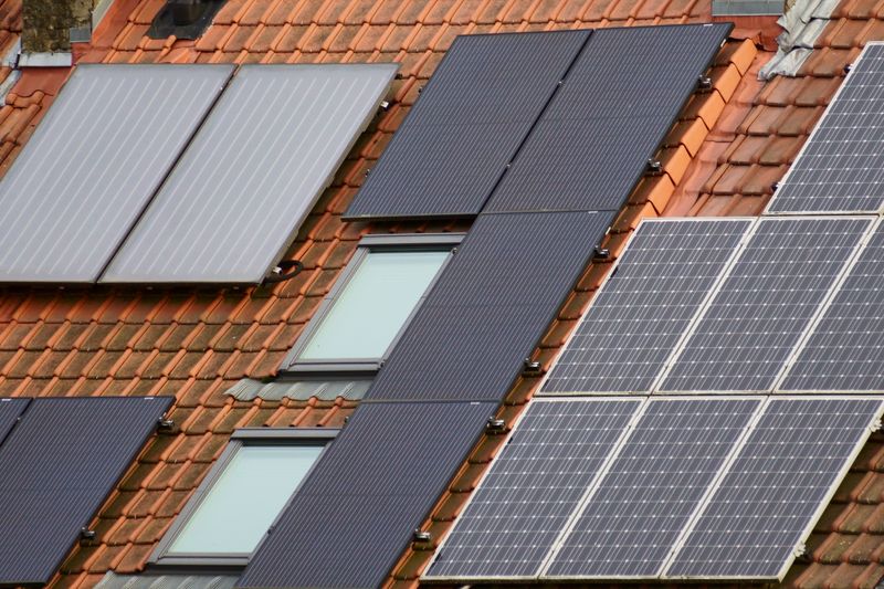 Solarkollektoren auf einem Ziegeldach