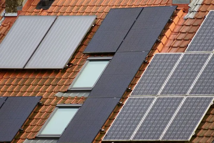 Solarkollektoren auf einem Ziegeldach