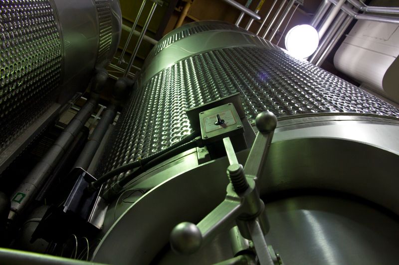 Edelstahltanks einer modernen Energieanlage