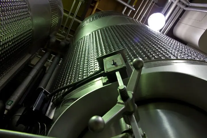 Edelstahltanks einer modernen Energieanlage