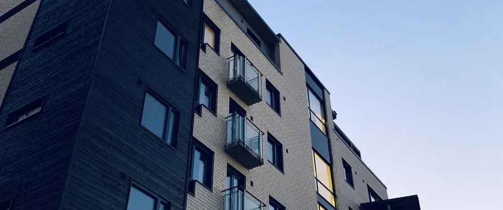 Modernes Mehrfamilienhaus in der Abenddämmerung